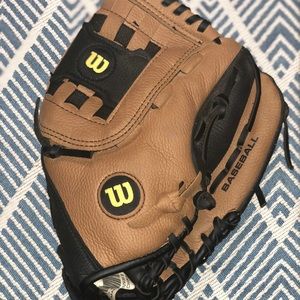 LIKE NEW WILSON BASEBALL GLOVE